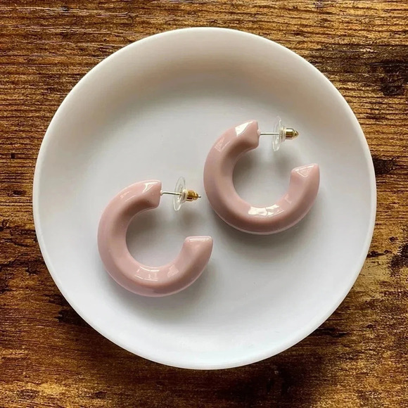 ❤️ NEW 2/$20 or 3/$25 Statement Light Baby Pink Acrylic Cuff Hoop Earrings - Picture 1 of 4